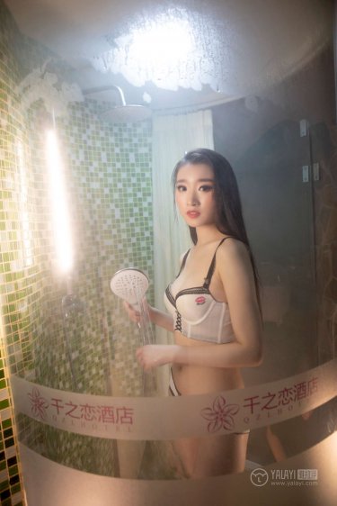 抽象画中的越南少女